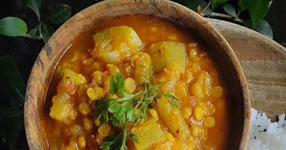 Delicious and healthy vegetable recipe of ghia and gram.