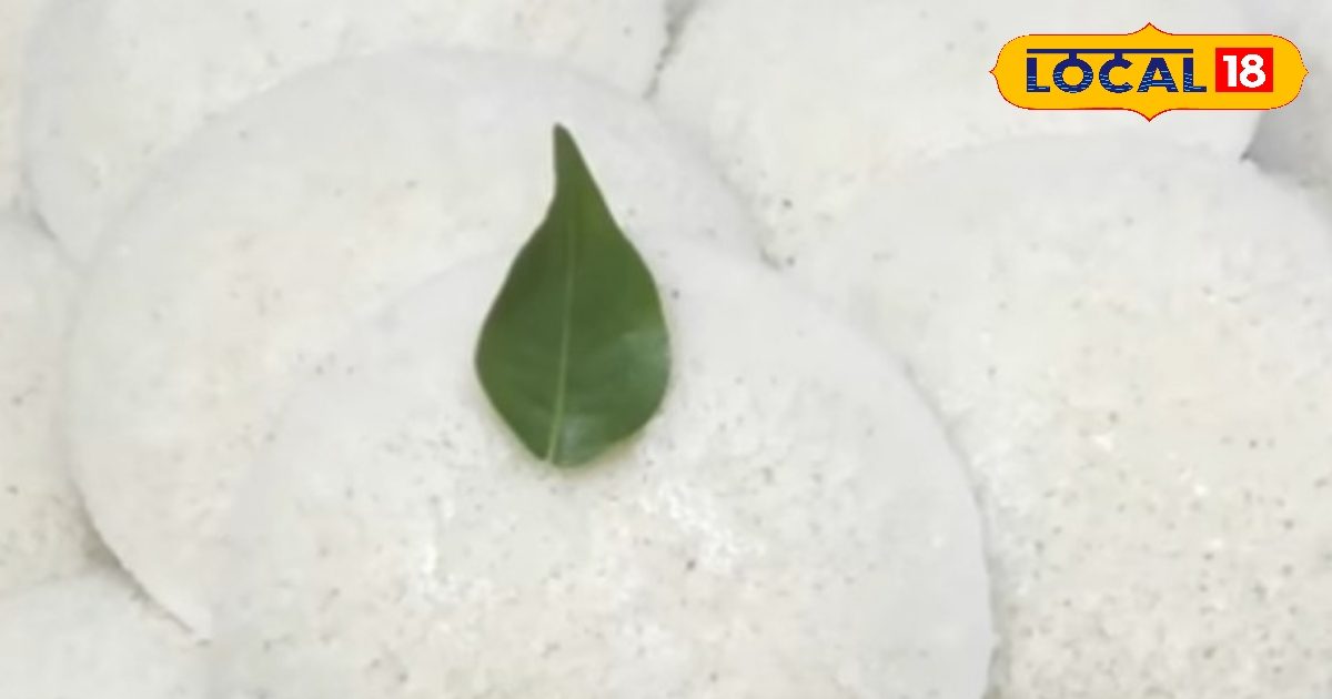 Once you taste it, you will not be able to forget it, soft idli and ghee smelling sambar.